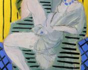 亨利马蒂斯 - 以黄色和蓝色为背景的坐在扶手椅上的女人